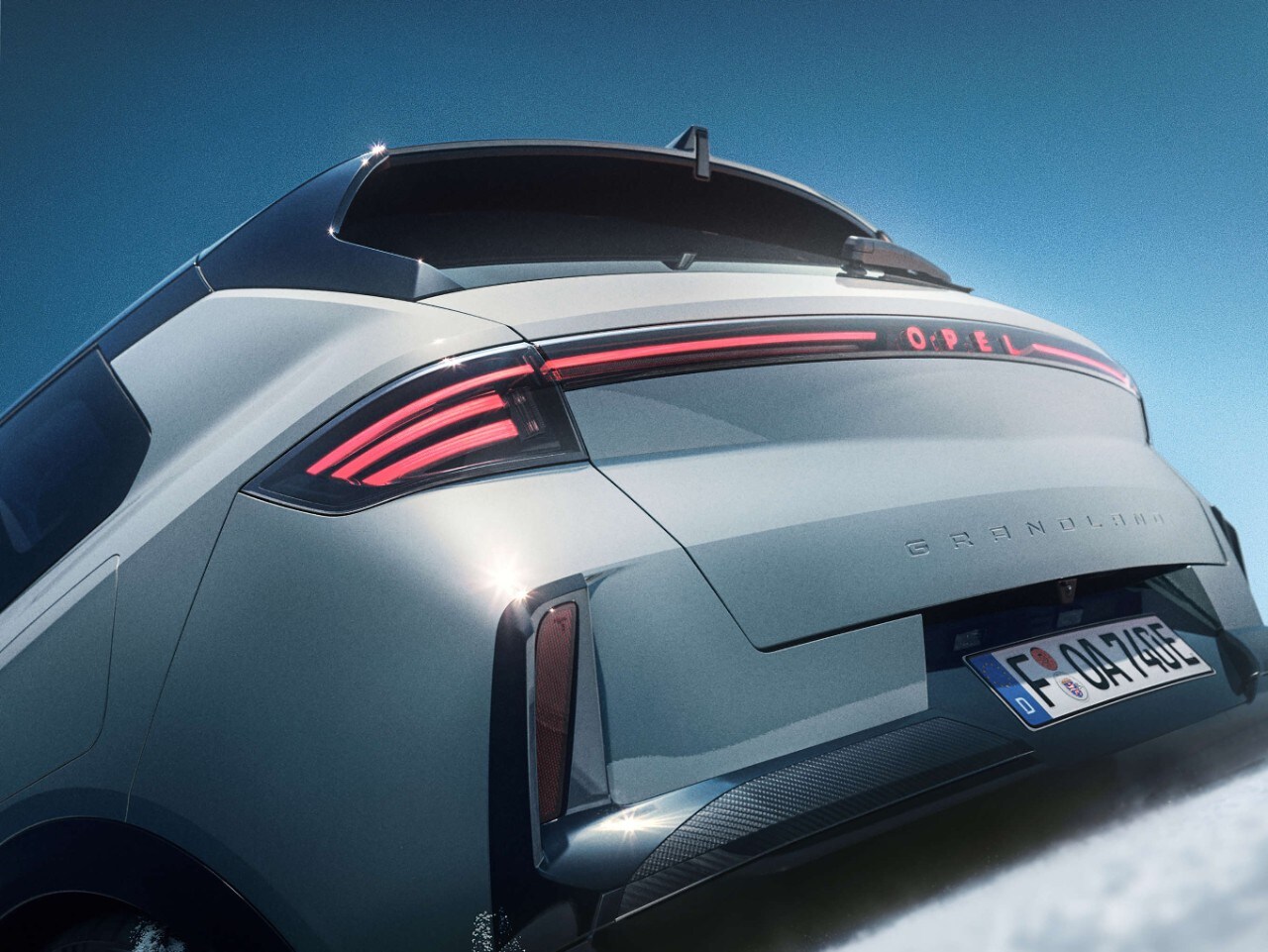 Opel Grandland AWD, зовнішній вигляд, вигляд ззаду з лівого боку