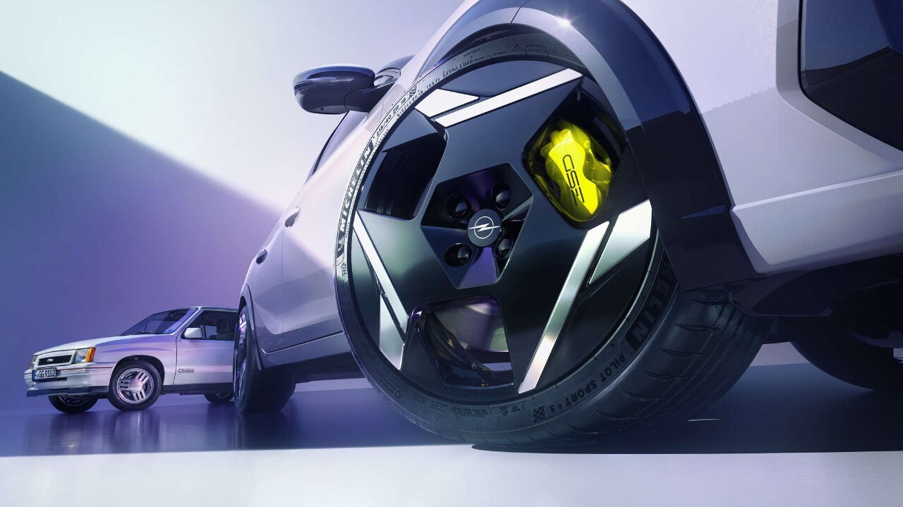 Opel Corsa GSE 2026 року на фоні свого предка, переднє колесо