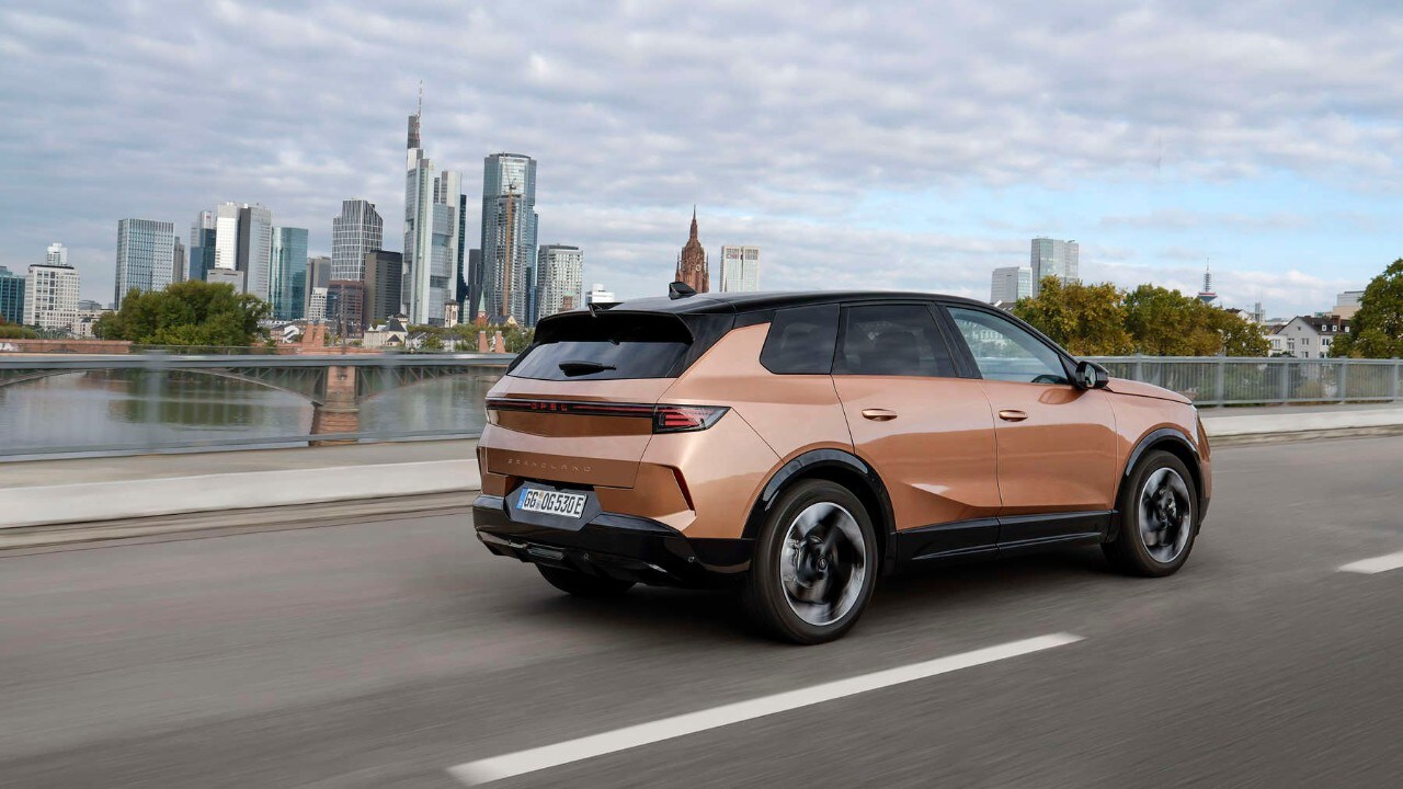 Opel Grandland, вигляд ззаду з правого боку на дорозі у місті