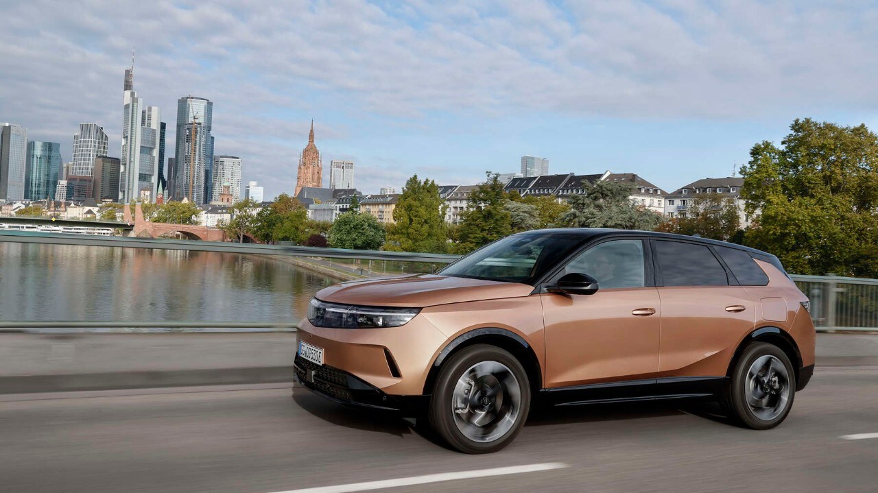 Opel Grandland, вигляд спереду з лівого боку на дорозі у місті