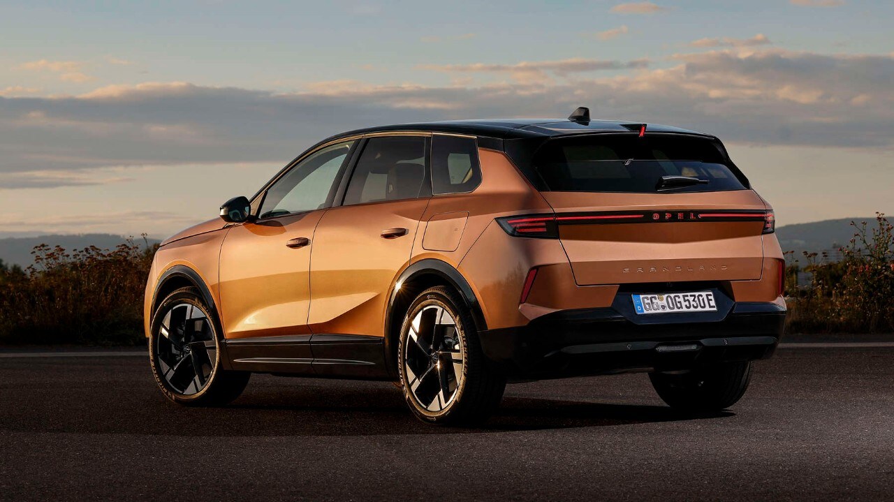Opel Grandland, зовнішній вигляд, вигляд ззаду з лівого боку