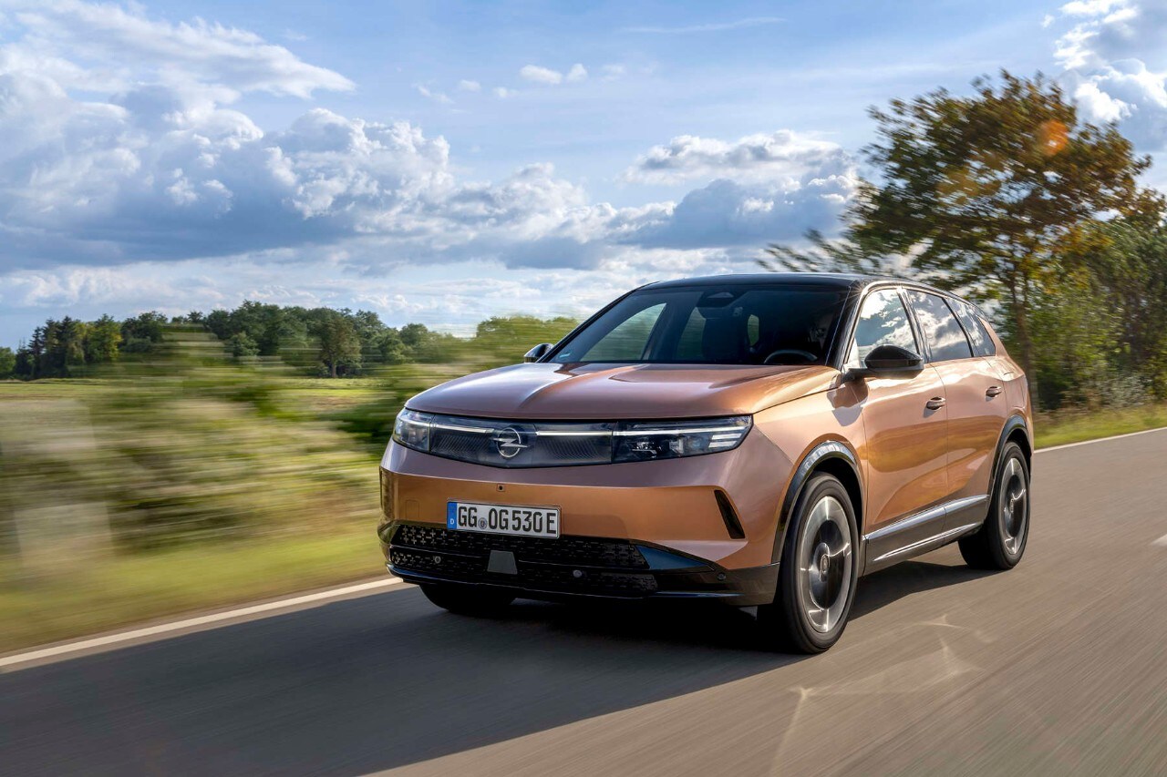 Opel Grandland, вигляд спереду з лівого боку на дорозі за містом