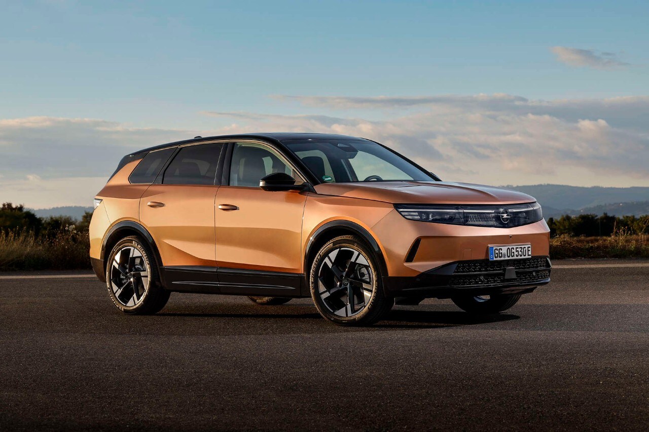 Opel Grandland, вигляд спереду з лівого боку на стоянці
