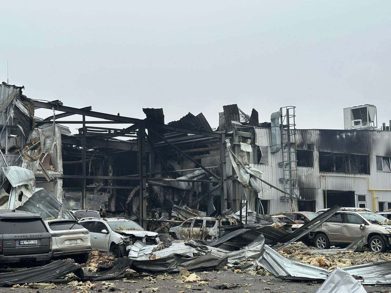 Дилерський центр після атаки