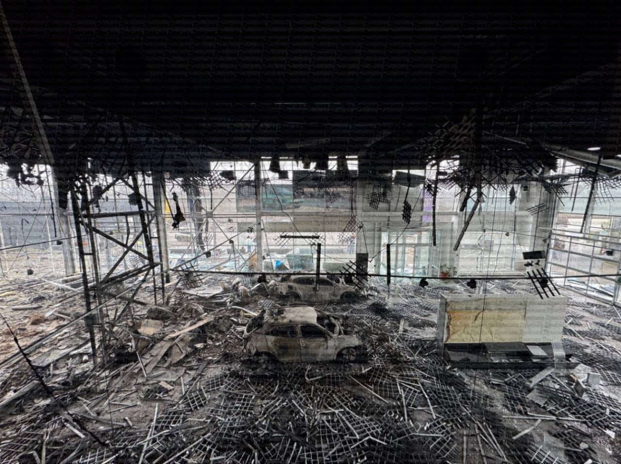 Салон дилерського центру після атаки