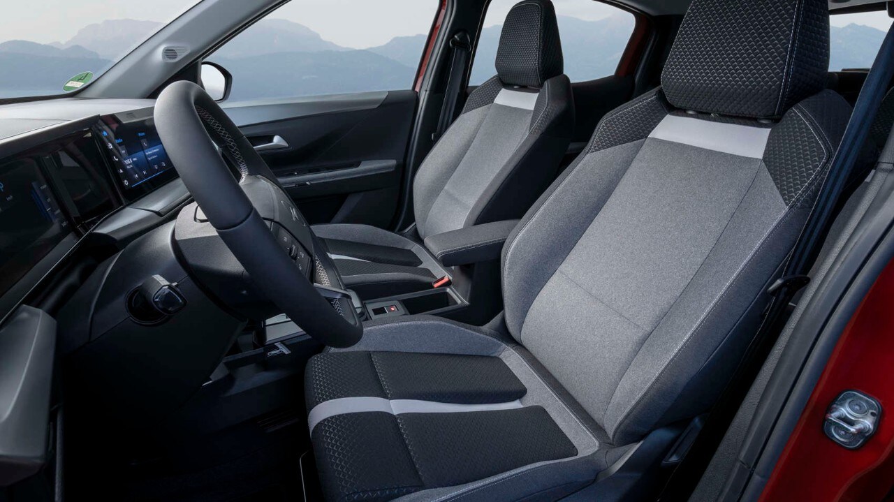 Кросовер Opel Frontera, передні сидіння у салоні
