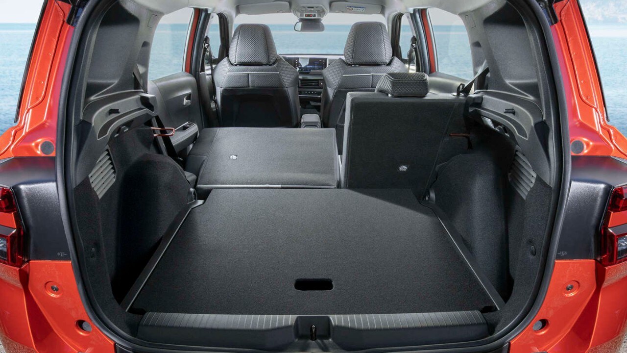 Кросовер Opel Frontera на дорозі, салон ззаду, багажник