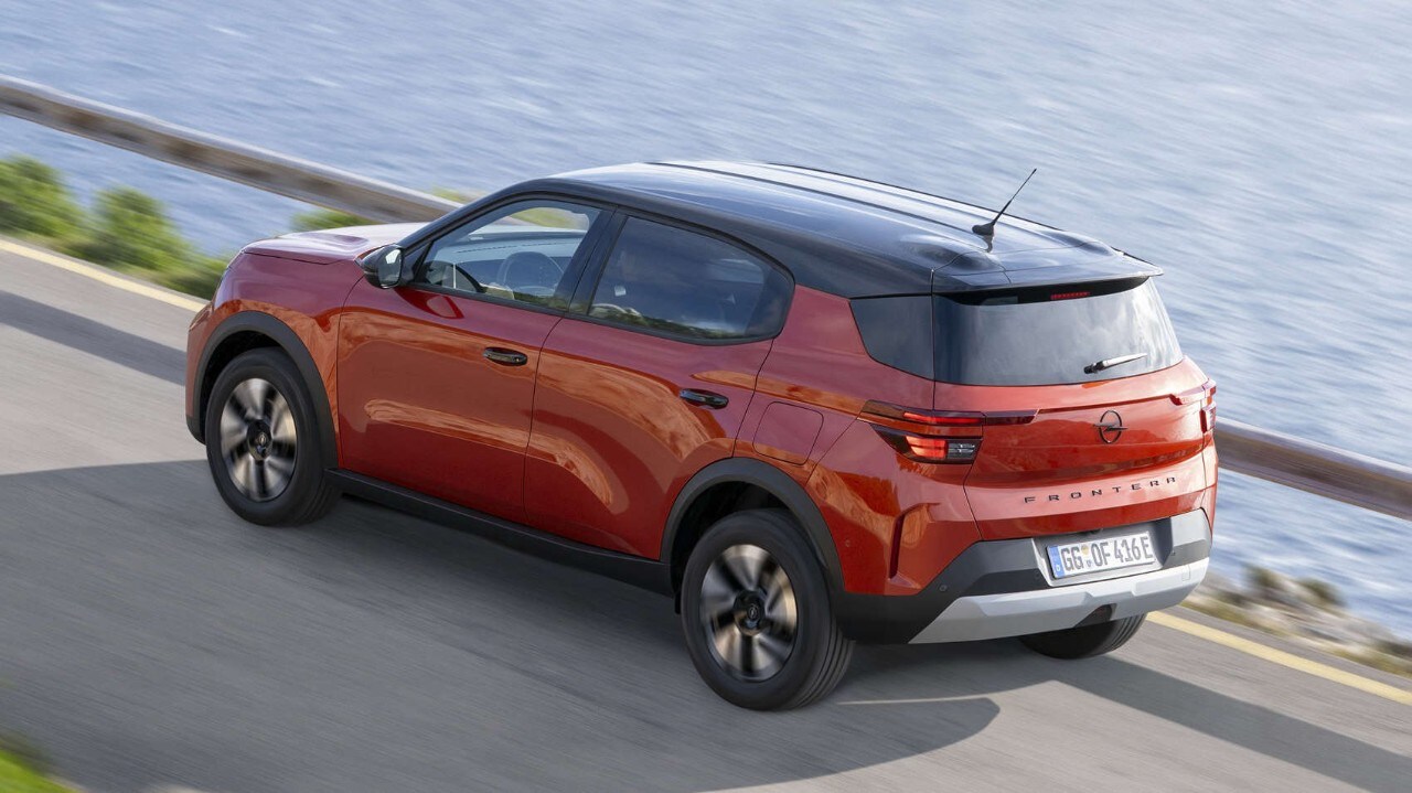 Кросовер Opel Frontera на дорозі біля моря