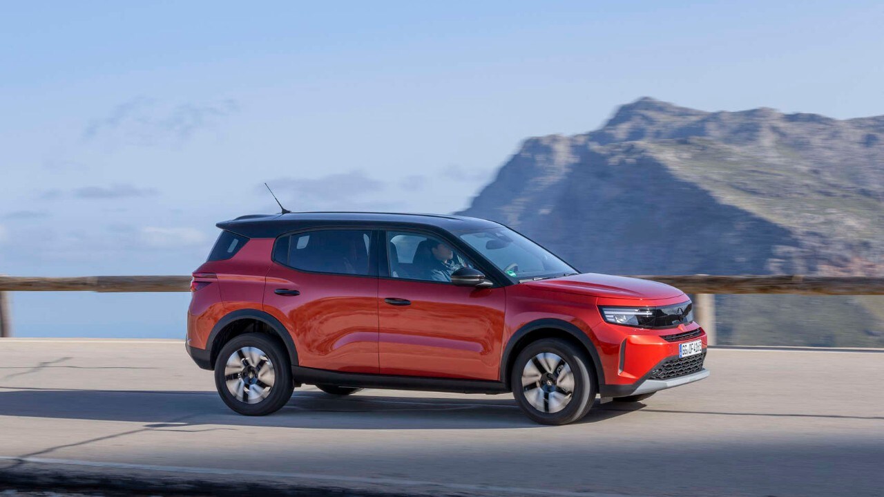 Кросовер Opel Frontera на стоянці біля моря