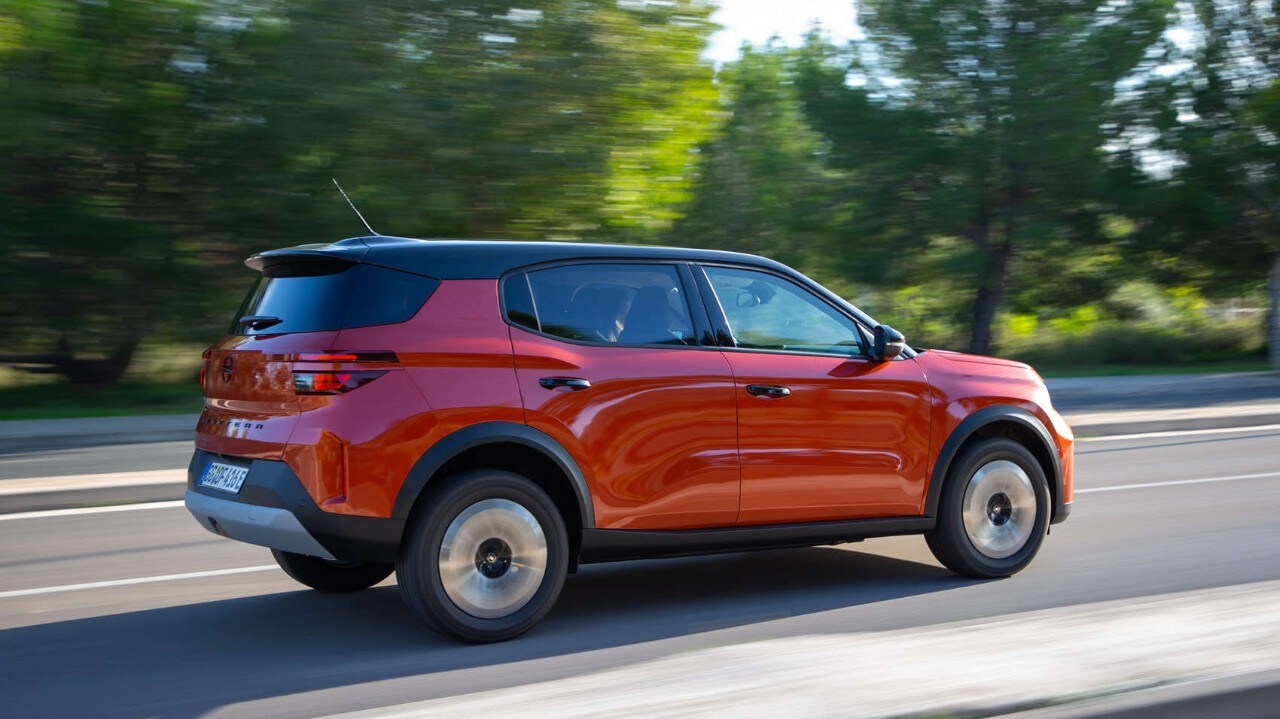 Кросовер Opel Frontera на дорозі, вигляд з правого боку