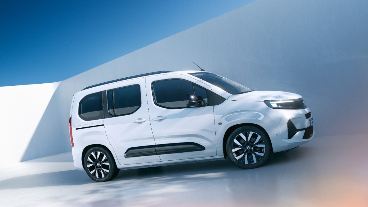 Вигляд збоку на білий Opel Combo Electric