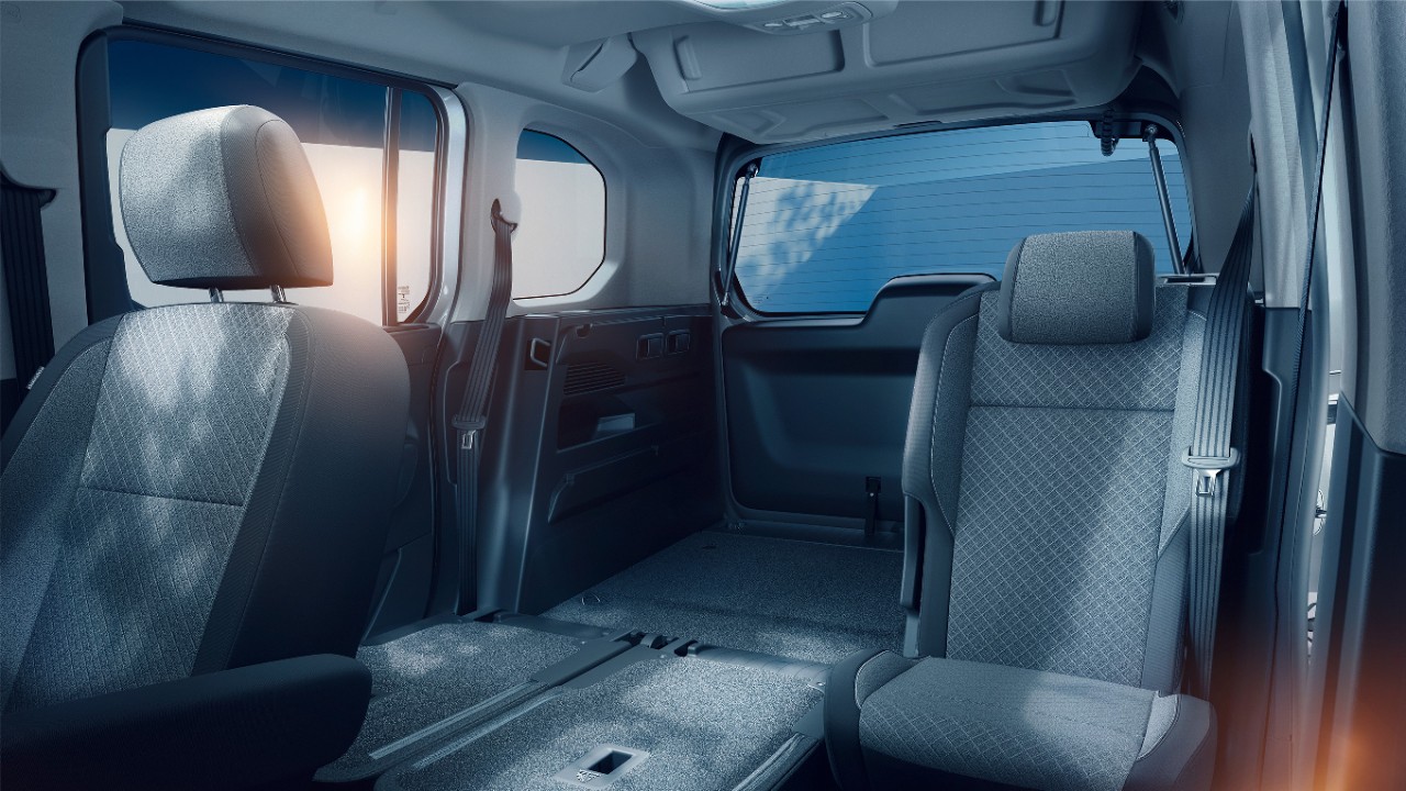 Салон електричного Opel Combo Electric зі складаними сидіннями