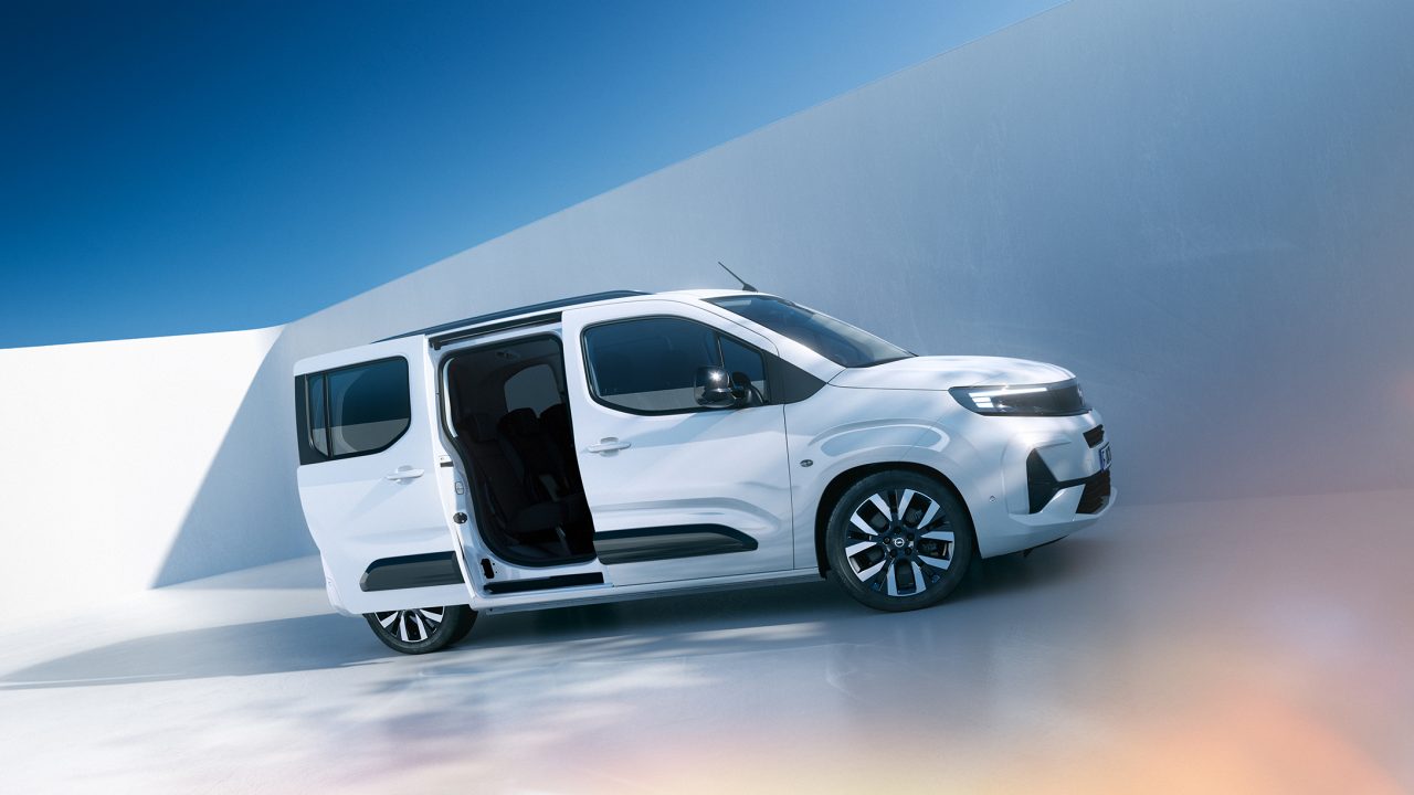 Вигляд з правого боку на білий Opel Combo Electric з відчиненими відсувними дверима