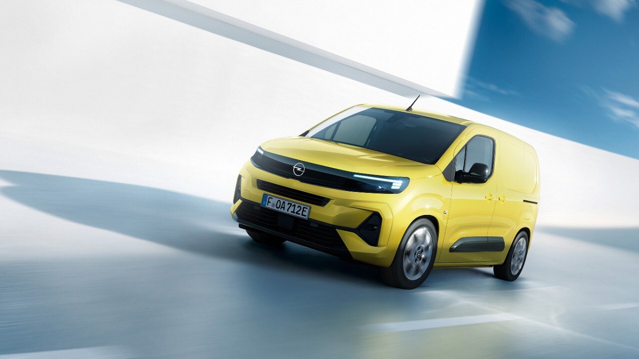 Вигляд спереду на новий Opel Combo Cargo Electric жовтого кольору у русі