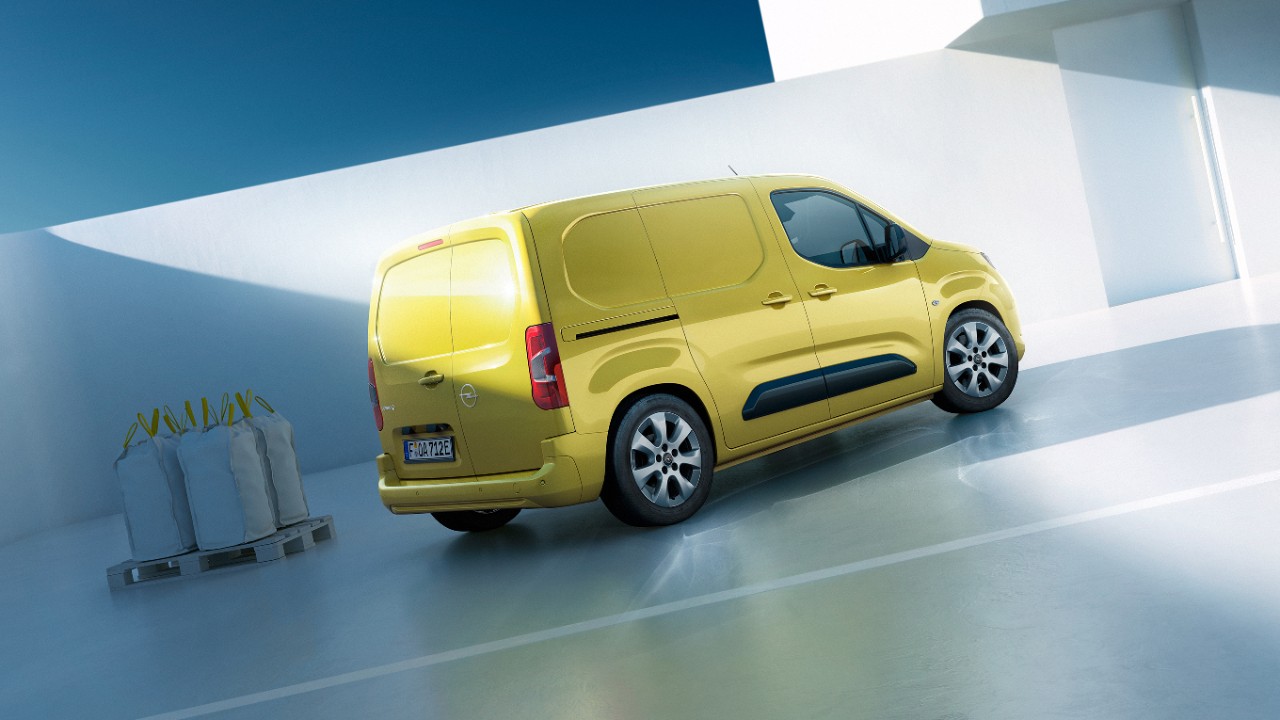 Вигляд ззаду на новий Opel Combo Cargo Electric жовтого кольору
