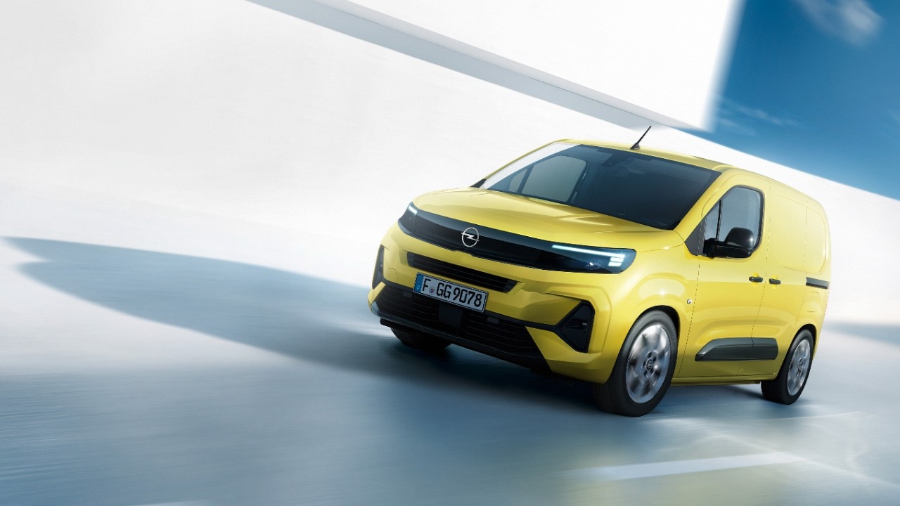 Вигляд спереду на новий Opel Combo Cargo жовтого кольору у русі