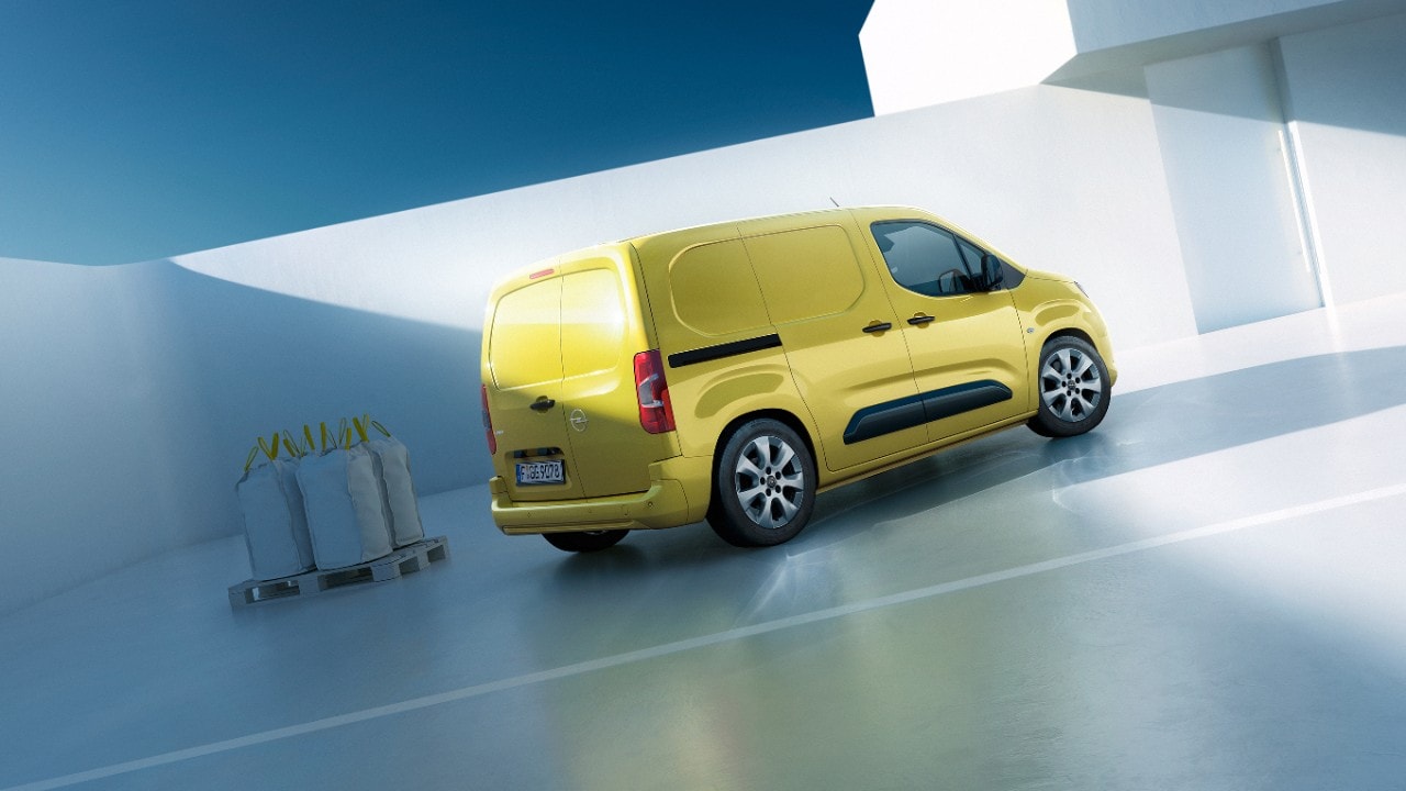 Вигляд ззаду з правого боку на новий Opel Combo Cargo жовтого кольору 